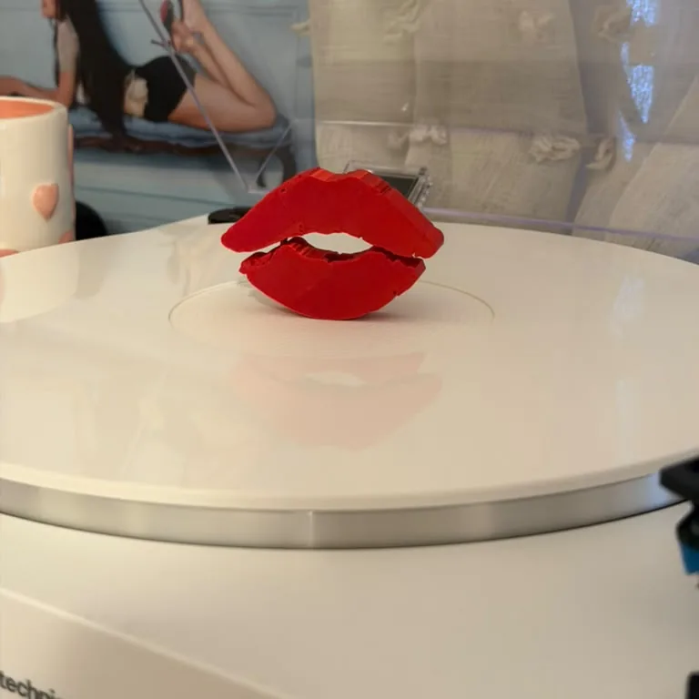 Kiss Lips vinyl record topper